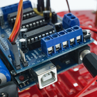 Objeto ligero del equipo 2WD DIY del arrancador de Arduino después del robot eléctrico HC-SR04